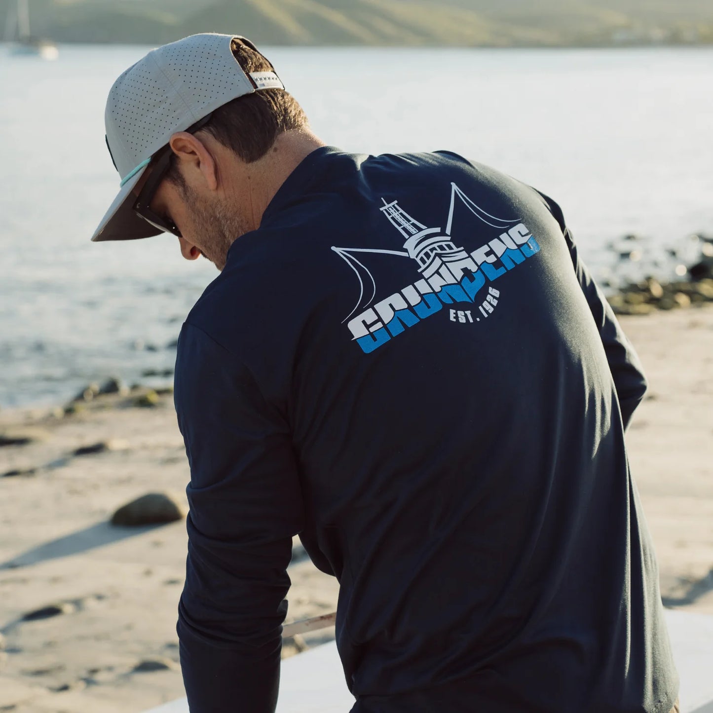 GRUNDENS LOGO BOAT LS TECH TEE